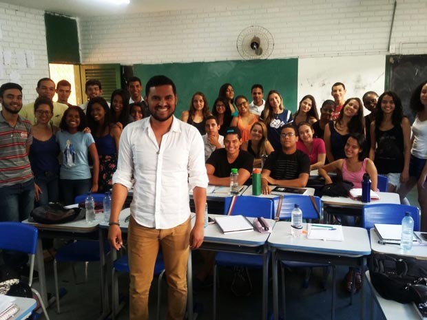 Rubenilson com estudantes do cursinho Galt na sala cedida em escola pública da Asa Norte (Foto: Galt/Divulgação) Rubenilson com estudantes do cursinho Galt na sala cedida em escola pública da Asa Norte (Foto: Galt/Divulgação)