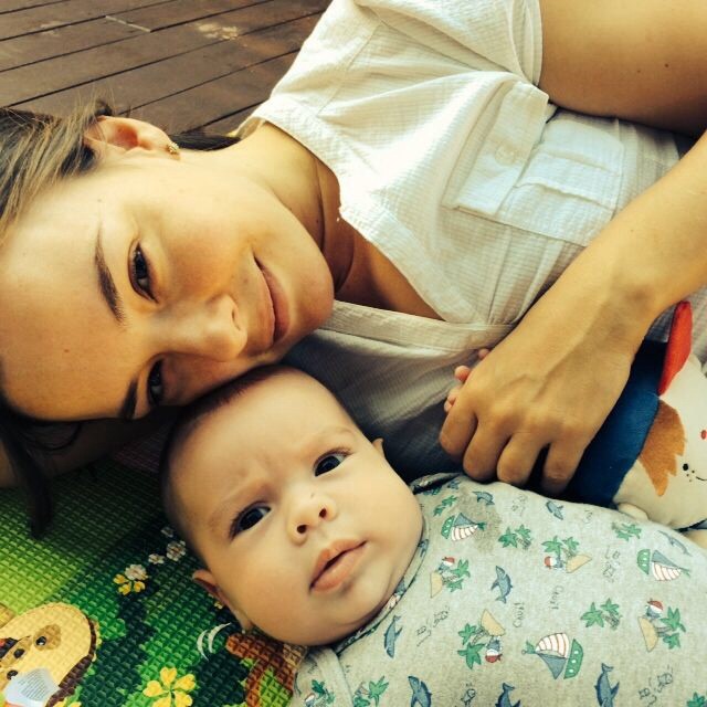 Regiane Alves, grávida, e o primeiro filho, João Gabriel, de 10 meses (Foto: Divulgação)