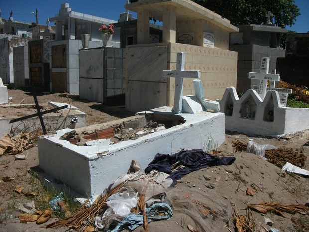 Com a superlotação e a falta conservação, túmulos violados é uma contante no cemitério  (Foto: Waldson Costa/G1)