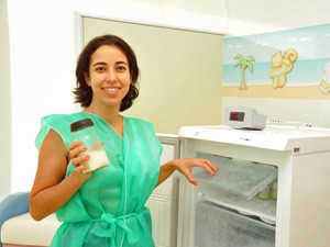 Cintia armazena seu leite em um freezer no BNDES (Foto: Divulgação/BNDES)
