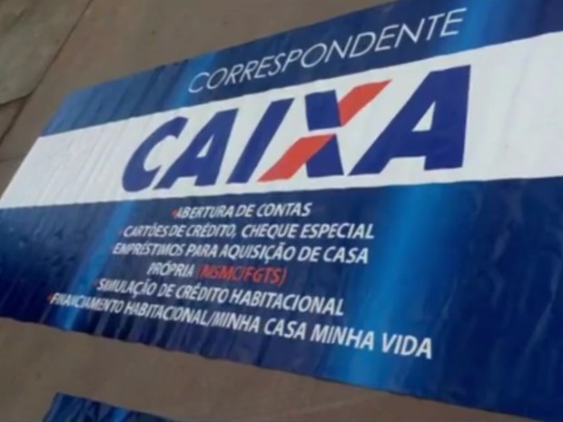 Suspeito se passava por correspondente da Caixa e tinha faixa em escritório, em Goiânia, Goiás (Foto: Reprodução/TV Anhanguera)