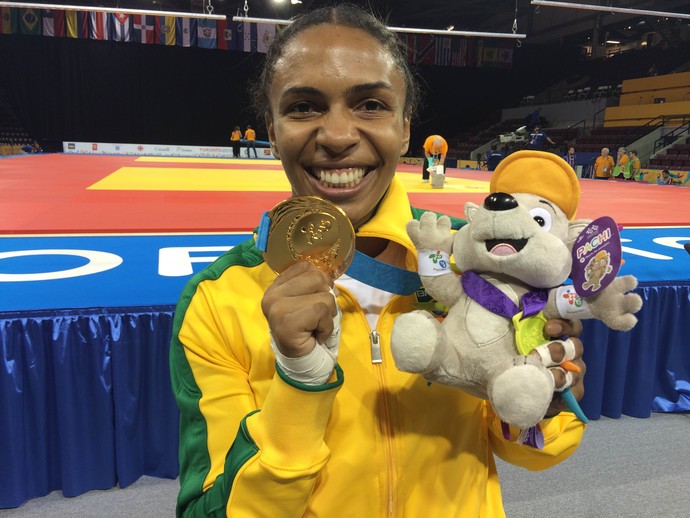 Erika Miranda é só alegrias com sua medalha de ouro no Pan (Foto: GloboEsporte.com)