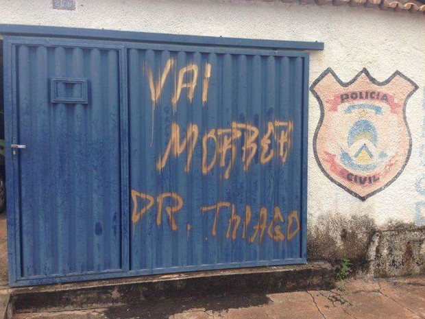 Jovem pichou portão de delegacia e fez ameaça de morte a delegado, em Tocantinópolis (Foto: Divulgação)