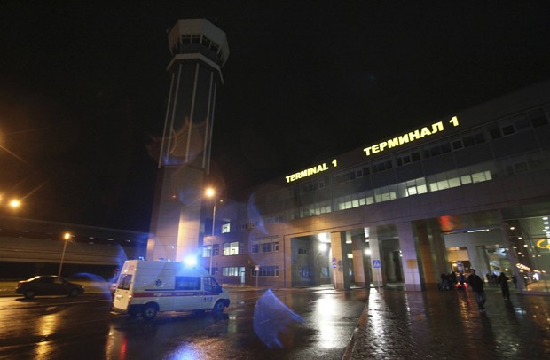 Ambulância é vista na parte de fora do aeroporto de Kazan, na Rússia. Avião explodiu ao aterrissar e matou as 50 pessoas que estavam a bordo (Foto: Yegor Aleev/Reuters)
