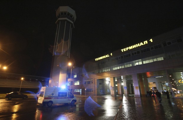 Ambulância é vista na parte de fora do aeroporto de Kazan, na Rússia. Avião explodiu ao aterrissar e matou as 50 pessoas que estavam a bordo (Foto: Yegor Aleev/Reuters) Ambulância é vista na parte de fora do aeroporto de Kazan, na Rússia. Avião explodiu ao aterrissar e matou as 50 pessoas que estavam a bordo (Foto: Yegor Aleev/Reuters)