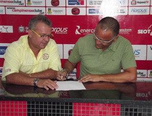 Ao lado do diretor Dorgival Pereira, Oliveira Canindé assinou contrato como treinador do Campinense (Foto: Silas Batista/ GloboEsporte.com)