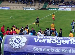 São Bento x Atlético Sorocaba - confusão (Foto: Emilio Botta)