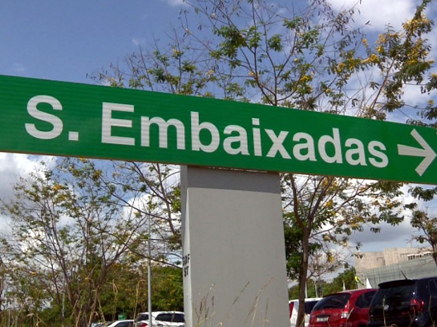 Placa indica setor de embaixadas em Brasília, no Distrito Federal (Foto: Reprodução EPTV)