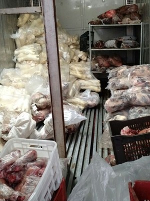 Dentro do açougue carne era estocada em desacordo com o exigido (Foto: Divulgação/ PM Tatuí)