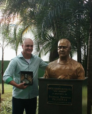 Marcos eterniza busto no Palestra e brinca: 