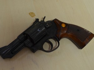 Arma calibre 38 foi apreendida usada para atirar contra agentes foi apreendida (Foto: Marcelo Marques/ G1 RR)