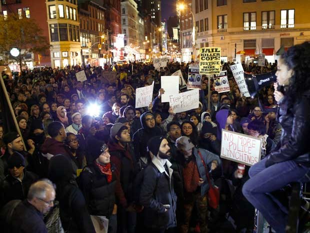 Pessoas protestam em Nova York contra o arquivamento do caso de um policial que matou um jovem negro em Ferguson, no Missouri. (Foto: Eduardo Munoz / Reuters)