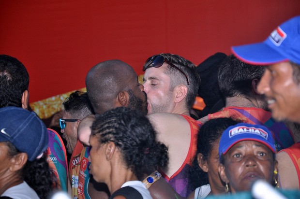 Beijaço gay no bloco de Ivete Sangalo (Foto: Júnior Improta / Ag Haack)