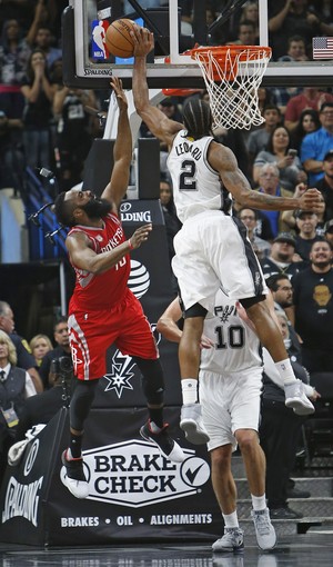 Kawhi Leonard, do San Antonio Spurs, deu toco no fim em James Harden, do Houston Rockets (Foto: Getty Images)