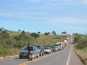 O trânsito ficou paralisado por cerca de quatro horas, com cerca de 5 quilômetros de congestionamento.  (Foto: Rogério Aderbal/G1)