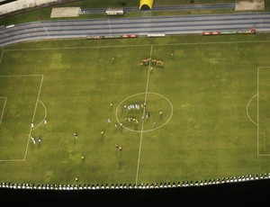Vista aérea do Estádio Mangueirão mostra que apenas o Paysandu entrou em campo na partida marcada contra o Santa Cruz-PA (Foto: Tarso Sarraf/O Liberal)