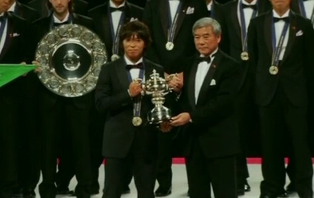 Hisato Sato ergue trofeu de melhor jogador da J-League (Foto: Reprodução SporTV)