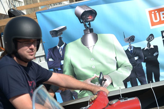 Cartaz transforma políticos alemães em robôs de vigilância (Foto: Rainer Jensen/AFP)
