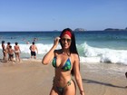 Dai Macedo exibe curvas de biquíni em praia no Rio: 'Encantada'