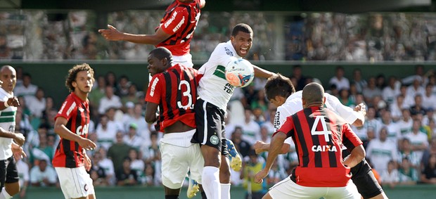 Pereira disputa bola no alto durante clássico entre Coritiba e Atlético-PR (Foto: Divulgação / Site oficial do Coritiba)