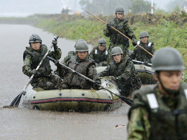 Com botes, militares trabalham na retirada da população em Kumamoto (Foto: Kyodo/Reuters)