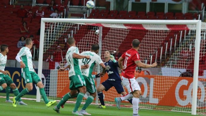 Após sequência de erros, bola parada vira pesadelo para zaga do Palmeiras