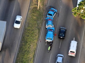 Pelo menos três carros ficaram presos (Foto: Carlos Eduardo Cardosos / Agência O Dia / Estadão Conteúdo)