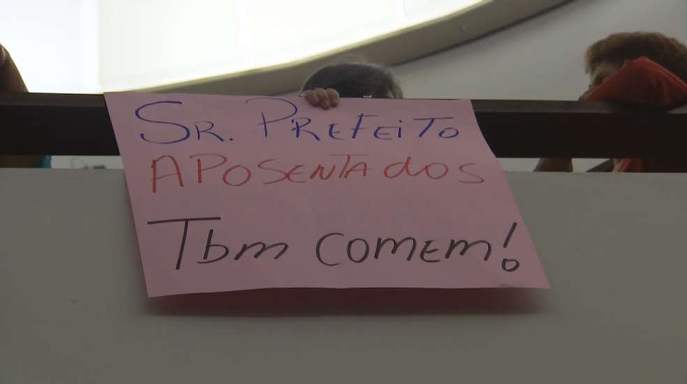 Servidores municpais aposentados também protestaram na sessão da câmara (Foto: Reprodução/TV TEM)