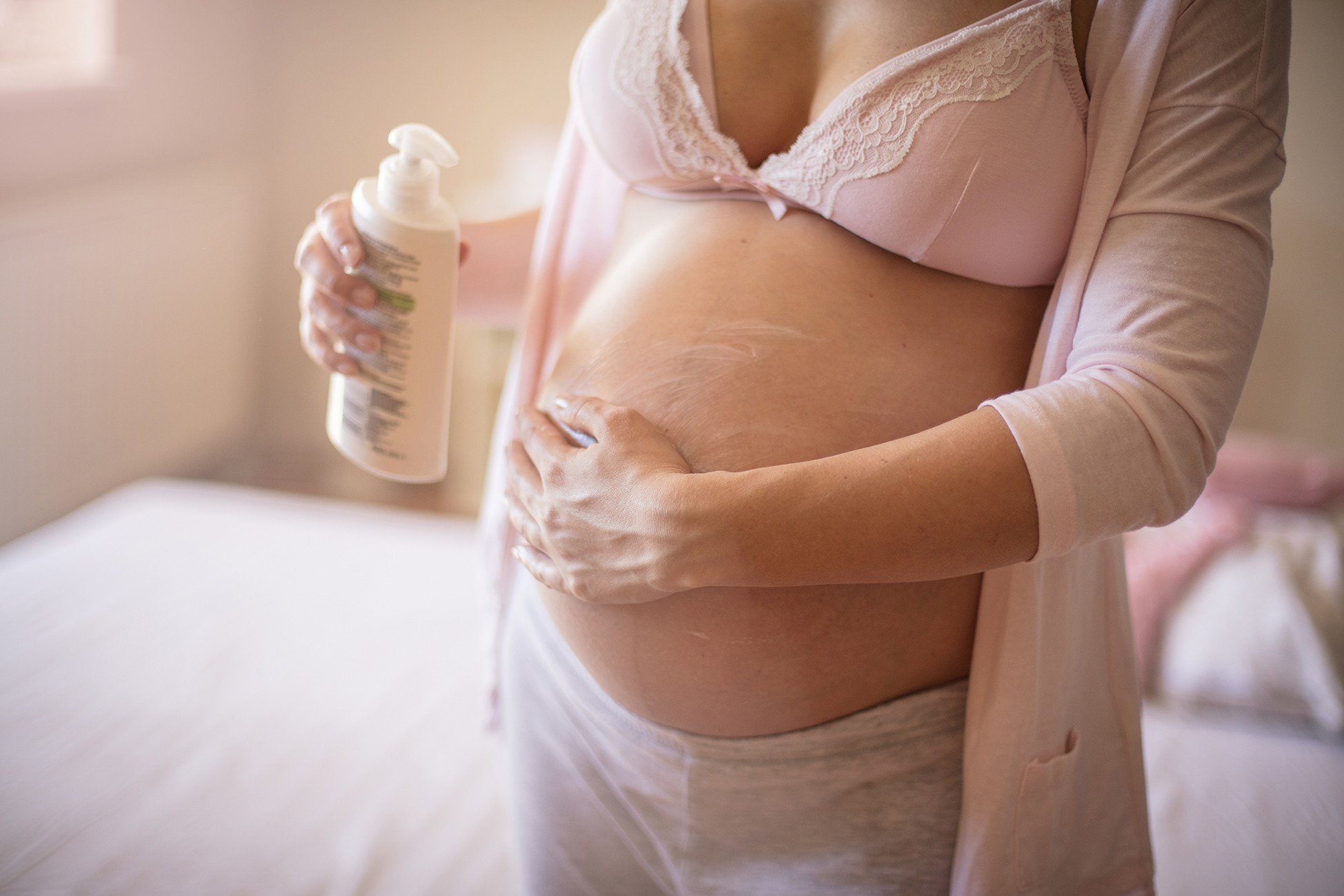 Hidratação para prevenção de estrias na gravidez (Foto: Liderina/Getty Images)