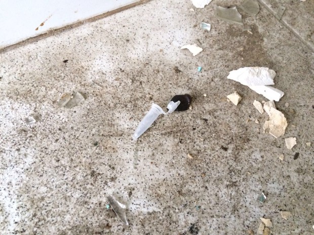 Local tem pinos de cocaína no chão (Foto: Paula Paiva Paulo/G1)