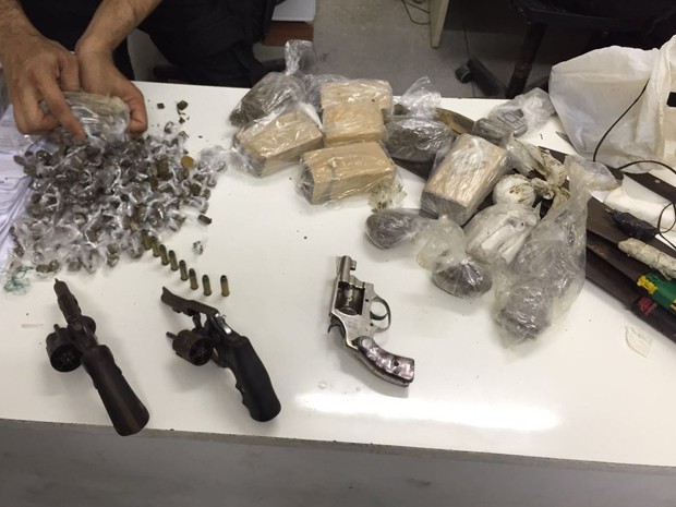 Três armas apreendidas no Presídio Frei Damião de Bozzano (Foto: Seres/Divulgação) Três armas apreendidas no Presídio Frei Damião de Bozzano (Foto: Seres/Divulgação)