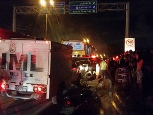 Dois suspeitos morreram após troca de tiros em ônibus na Zona Oeste do Recife (Foto: Renato Ramos/TV Globo)