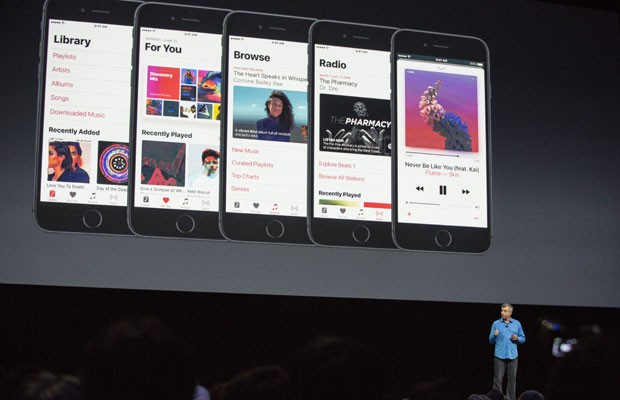 Eddy Cue, vice-presidente de Software e Serviços da Apple, apresenta o app Música do iOS 10. (Foto: Andrew Burton/France Presse)