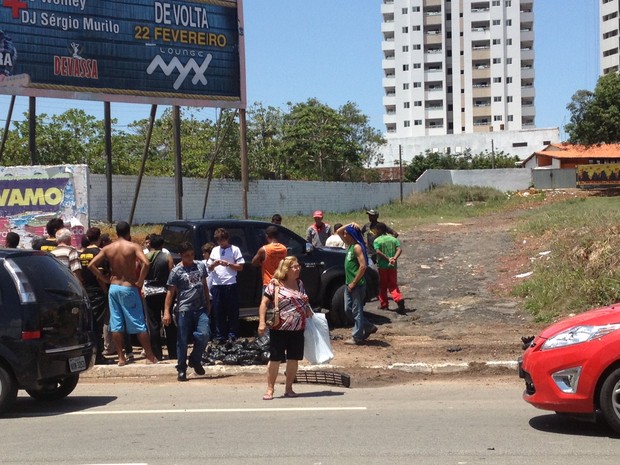 Um senhor conduzia a caminhonete envolvida na colisão (Foto: Zeca Soares/G1)