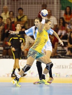 Dani Piedade em ação contra a Argentina no handebol (Foto: Cinara Piccolo/Photo&grafia)