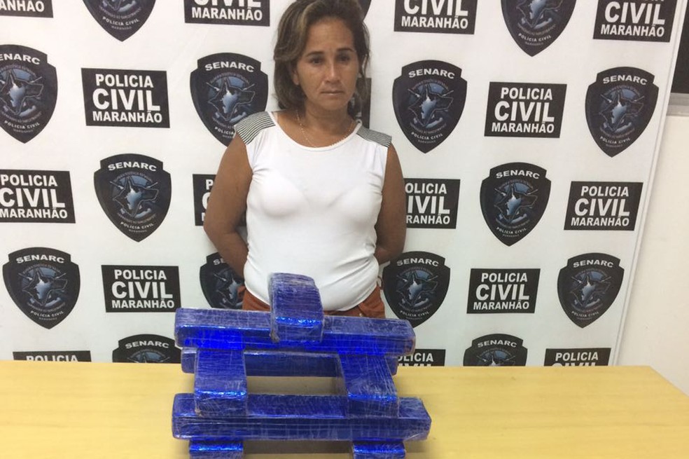Mulher transportava 10 kg de maconha (Foto: Senarc / Divulgação)