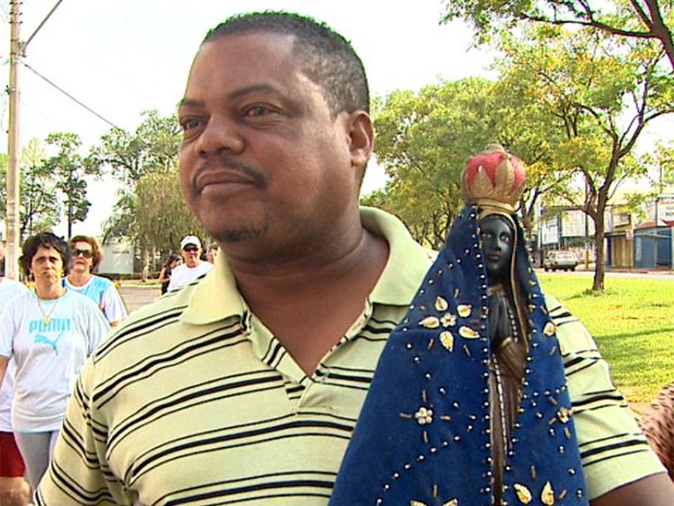 Roberto Carlos da Silva leva nos braços uma imagem da santa (Foto: Sebastião Elias/EPTV) Roberto Carlos da Silva leva nos braços uma imagem da santa (Foto: Sebastião Elias/EPTV)