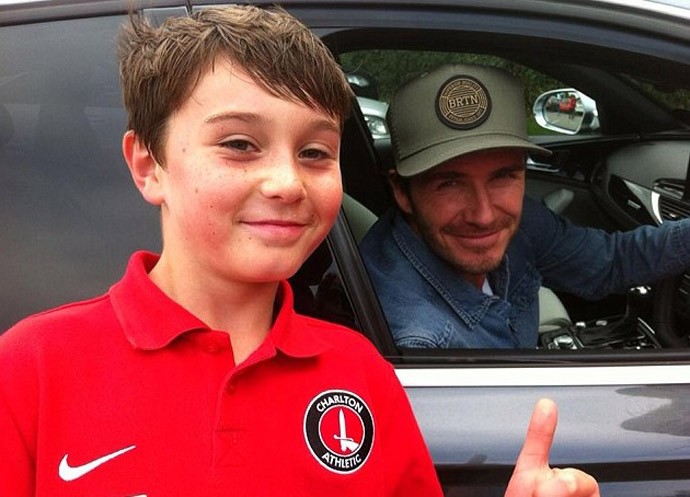 Beckham vai ao jogo do filho pelo QPR (Foto: Reprodução)