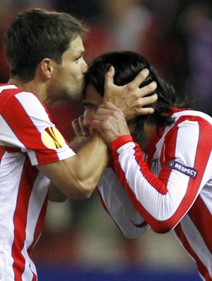 Diego beija Falcao García em comemoração do Atlético de Madri (Foto: Reuters)