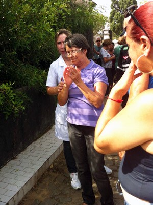 Elaine Gonçalves durante o sepultamento do filho Gustavo (Foto: Tatiana Lopes/G1)