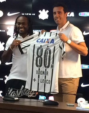 Vagner Love é apresentado e diz que abrirá mão do carnaval para treinar