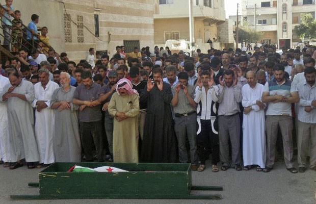 Imagem divulgada pelo Shaam News Network e tirada no dia 1 de julho mostra o que seria uma cerimônia de velório de Zahar Radwan Ibrahim Massalmeh, que teria morrido lutando contra as forças do presidente Bashar al-Assad (Foto: AP)