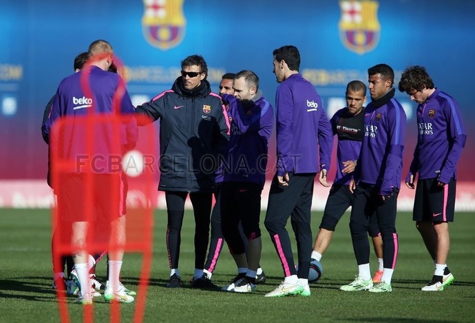 Luis Enrique conversa com os jogadores em treino do Barcelona (Foto: Divulgação / Barcelona) Luis Enrique conversa com os jogadores em treino do Barcelona (Foto: Divulgação / Barcelona)