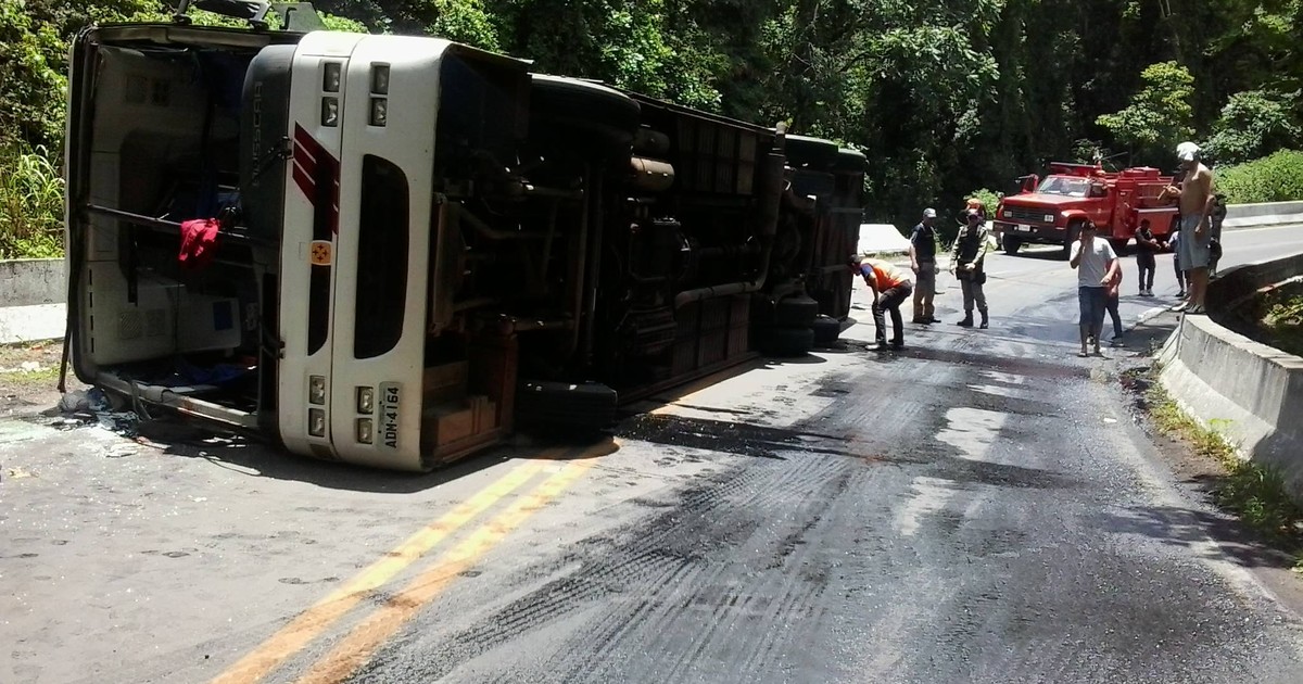 G1 Ônibus capota bate em mureta e deixa feridos na BR 116 no RS