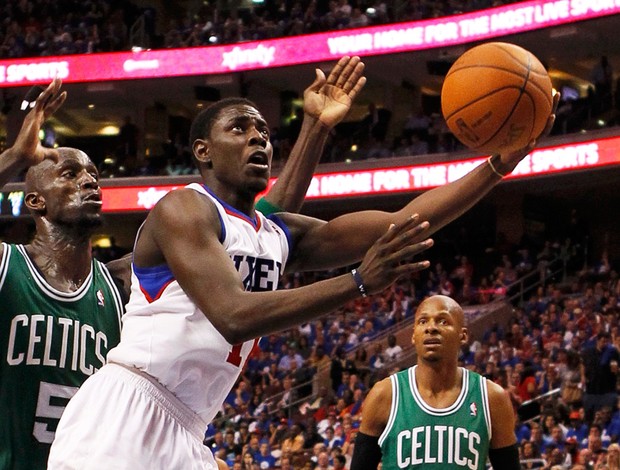 Kevin Garnett do Boston Celtics Jrue Holiday do Philadelphia 76ers  (Foto: Reuters)