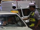 Guarda de trânsito multa motorista (Foto: Reprodução/TV Globo)