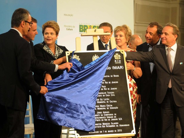Placa de inauguração do museu é descoberta, sob os olhares de Dilma (Foto: Alexandre Durão/G1)