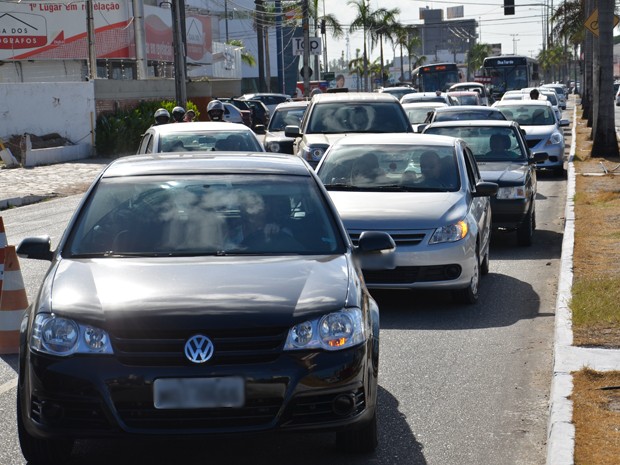 O trânsito ficou bastante congestionado na avenida, fazendo com que equipes do Batalhão de Trânsito da Polícia Militar e da Secretaria de Mobilidade Urbana fossem até o local para ajudar no congestionamento. (Foto: Walter Paparazzo/G1)