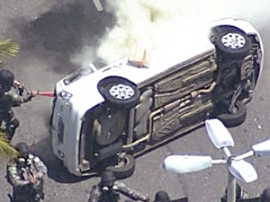 Carro da Record foi incendiado na Avenida Lúcio Costa, na Barra (Foto: Reprodução / TV Globo)