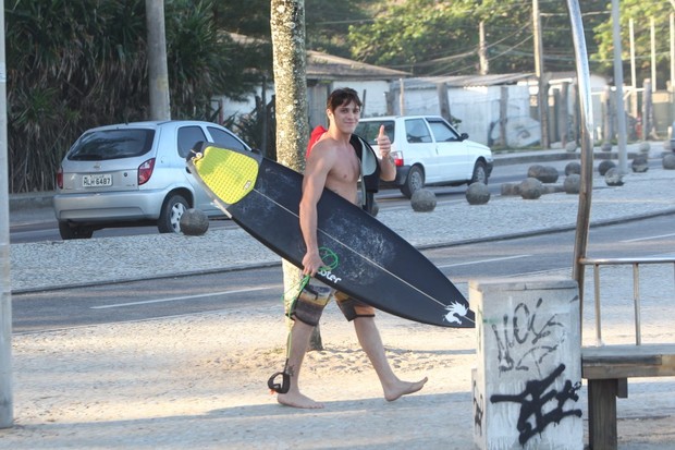 Rômulo Neto surfa na Prainha, no Rio (Foto: Delson Silva / AgNews)